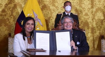 El presidente Guillermo Lasso y la presidenta de la Asamblea, Guadalupe Llori, tras la firma de la Ley Reformatoria a la Ley de Creación de la Universidad Amawtay Wasi, el 20 de agosto de 2021.