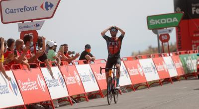 El ciclista italiano del Bahrain, Damiano Caruso, celebra su victoria en la novena etapa de la Vuelta Ciclista a España, entre Puerto Lumbreras y el Alto de Velefique, el domingo 22 de agosto.