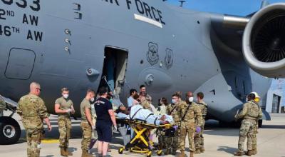 Mujer afgana mientras era atendida por personal de la Fuerza Aérea de Estados Unidos, el 21 de agosto de 2021. 