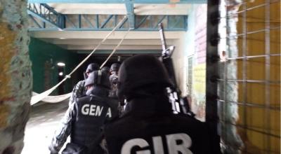 Momentos en que la Policía ingresa a uno de los pabellones de la cárcel en Guayaquil, el 22 de agosto de 2021.