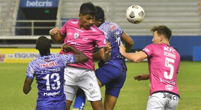 Los jugadores de Delfín e Independiente del Valle disputan un balón en la Fecha 5 de la LigaPro 2021, el domingo 22 de agosto.