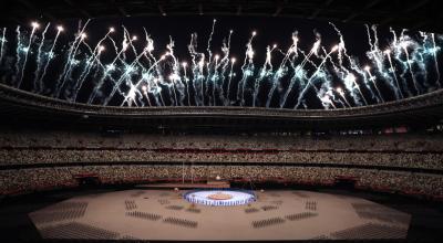 Pirotecnia durante la ceremonia de apertura de los Juegos Paralímpicos de Tokio, el martes 24 de agosto de 2021.