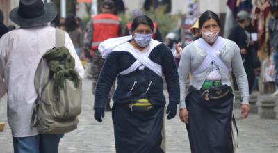 Dos mujeres caminan en el centro histórico de Cuenca, el 18 de agosto de 2021. 