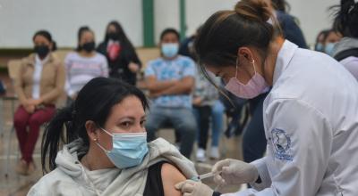 Una mujer recibe la vacuna contra el Covid-19, el 18 de agosto de 2021, en Cuenca.