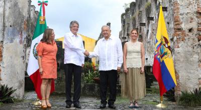 Los presidentes de Ecuador, Guillermo Lasso, y de México, Andrés López Obrador, junto a sus esposas, durante en evento de conmemoración por los 200 años de la firma del Tratado de Córdoba, el 24 de agosto de 2021.