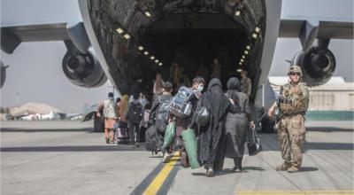 Familias afganas son evacuadas de Kabul por los militares estadounidenses, el 23 de agosto de 2021.
