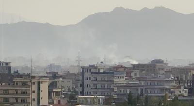 Una nube de humo se evidencia cerca del aeropuerto Hamid Karzai, de Kabul, luego de un segundo atentado, el 29 de agosto de 2021. 