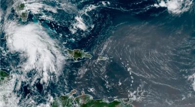 Imagen cedida por la Oficina Nacional de Administración Oceánica y Atmosférica (NOAA) donde se muestra la localización de la tormenta tropical Ida, el 27 de agosto de 2021.