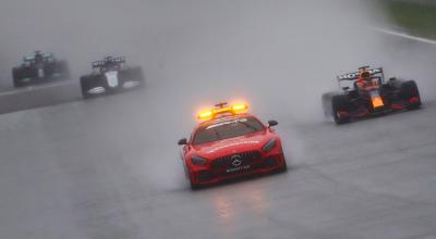 El coche de seguridad lidera a los vehículos de la Fórmula 1 durante el Gran Premio de Bélgica en el circuito de Spa-Francorchamps, el domingo 29 de agosto de 2021.