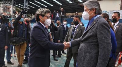 El presidente de la República, Guillermo Lasso, saluda a un estudiante del colegio Manuela Cañizares, el 1 de septiembre de 2021, durante el inicio del año escolar.