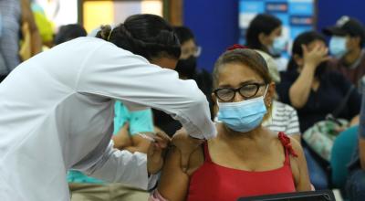 Una mujer recibe la vacuna contra el Covid-19, el 19 de agosto de 2021, en Guayaquil.