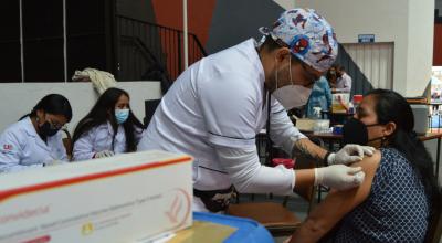 Una mujer recibe la vacuna contra el Covid-19, el 24 de agosto de 2021, en Cuenca