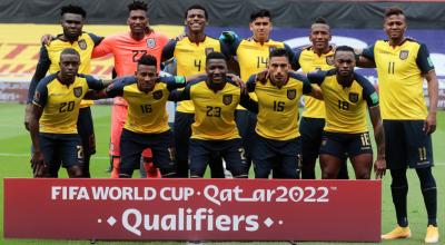 Los jugadores de Ecuador posan, en el partido contra Perú, por las Eliminatorias sudamericanas al Mundial de Catar 2022, en el estadio Rodrigo Paz Delgado, el 8 de junio de 2021. 