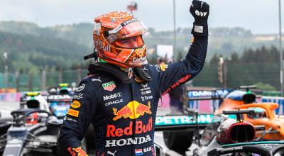 Max Verstappen de Red Bull Racing celebra el primer puesto tras ganar la tercera sesión de entrenamientos del Gran Premiode Bélgica, el 28 de agosto de 2021.