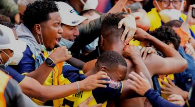 Los futbolistas de Ecuador se abrazan con los hinchas en el estadio Rodrigo Paz Delgado, el 2 de septiembre de 2021.