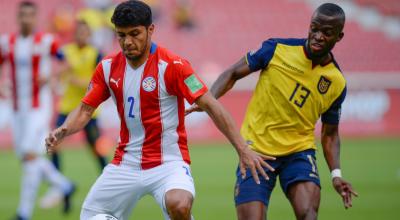 Enner Valencia disputa una pelota en el partido ante Paraguay por Eliminatorias, en Quito, el 2 de septiembre de 2021.