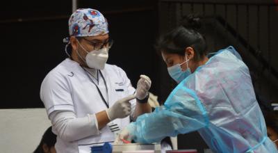 Un médico y una enfermera preparan las vacunas contra el Covid-19, el 24 de agosto de 2021, en Cuenca.