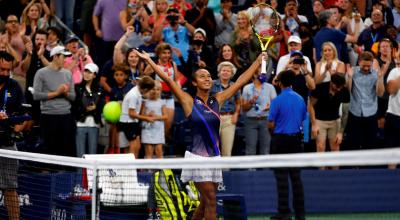 Leylah Fernandez reacciona frente a la multitud después de derrotar a Angelique Kerber en los octavos de final del US Open, el 5 de septiembre de 2021.