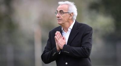 Jorge Fossati, dirigiendo un partido con el Ahli, de Arabia Saudí, en abril de 2019. 