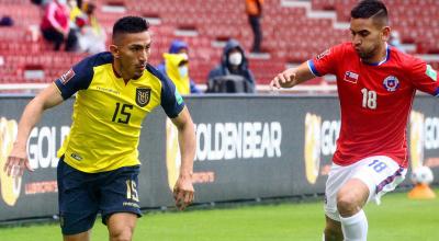 Ángel Mena disputa una pelota en el partido ante Chile por Eliminatorias, el 5 de septiembre de 2021, en Quito.