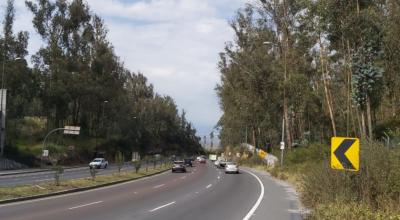 Autos circulan por la avenida Simón Bolívar, el 7 de septiembre de 2021.