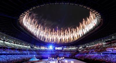 Fuegos artificiales durante la ceremonia inaugural de los Juegos Olímpicos de Tokio 2020, este viernes 23 de julio en el Estadio Olímpico.