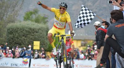 Santiago Montenegro celebra tras cruzar la meta en la última etapa de la Vuelta.