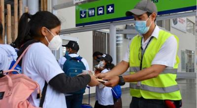 Una persona realiza controles en el Aeropuerto Ecológico Galápagos, el 14 de agosto de 2020. 