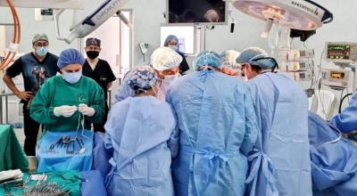 Médicos participan en un trasplante de córnea, el 13 de enero de 2021 en el Hospital del IESS de Cuenca.