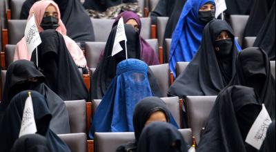 Mujeres afganas escuchan a un líder talibán en una universidad de Kabul, el 11 de septiembre de 2021.