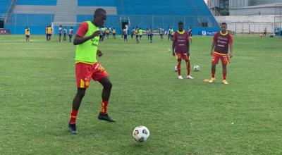 Jugadores de Aucas hacen trabajos de calentamiento antes del partido ante Delfín, en Manta, el 11 de septiembre de 2021.