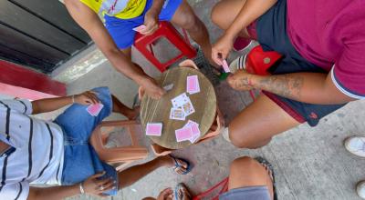 Moradores del barrio San José de Manta, juegan a "la mona" en la esquina de un lugar llamado '7 puñaladas' que le pusieron ese apodo después de un crimen en los años 70. Manta, 15 de septiembre de 2021.