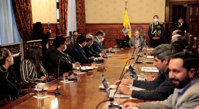 El presidente Guillermo Lasso y varios funcionarios del Gobierno, durante una reunión con los transportistas, el 14 de septiembre de 2021. 