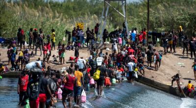 Miles de inmigrantes procedentes de Haití esperan en el río Bravo, para cruzar rumbo a Estados Unidos, el 18 de septiembre de 2021.