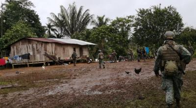 Militares hallaron un campamento de un grupo armado ilegal en la zona de frontera entre Ecuador y Colombia, el 24 de septiembre de 2021.