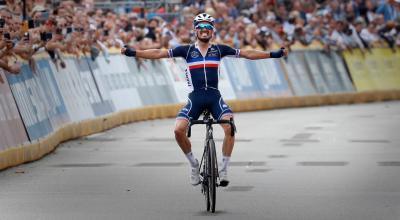 El ciclista francés Julian Alaphilippe celebra su victoria en la carrera de élite  del Campeonato del Mundo de Ciclismo en Bélgica, 26 de septiembre de 2021.