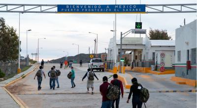 Migrantes irregulares atrapados en la frontera de Estados Unidos son retornados a México, bajo el Título 42, el 22 de marzo de 2020.