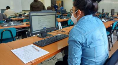 Una estudiante rinde el examen de acceso a la universidad, el 26 de agosto de 2021 en Quito.