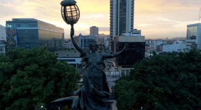 Parque Centenario, en el centro de Guayaquil, es uno de los sitios emblemáticos de la ciudad.