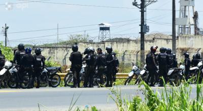 Policías observan los exterior de la Penitenciaría del Litoral, en Guayaquil, el 28 de septiembre de 2021.