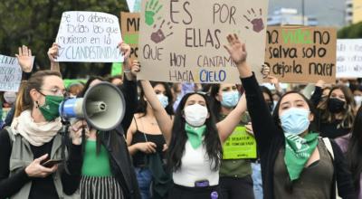 Mujeres marchan a favor del aborto seguro, el 28 de septiembre de 2021 en Quito.