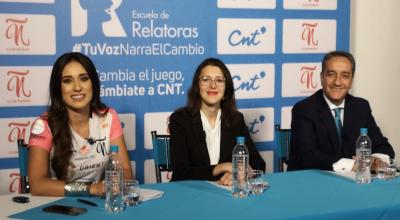 Fernanda Vásconez (izq), María José Hidalgo y Alfonso Laso (der), en la presentación de la Escuela de Relatoras, el 29 de septiembre de 2021. 