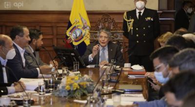 El presidente Guillermo Lasso durante una reunión con los representantes del sector del transporte público, en el Palacio de Carondelet, el 5 de octubre de 2021.