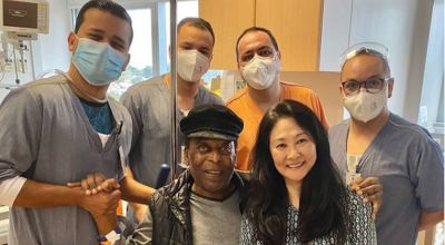 Pelé, junto a su hija y al equipo médico del hospital Albert Einstein de Sao Paulo.