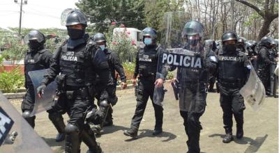 Un contingente policial ingresa a la Penitenciaría del Litoral tras la masacre de 118 personas el 28 de septiembre de 2021.