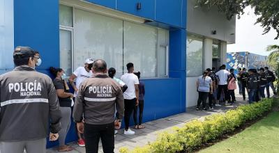 Internos escalaron hasta el techo de la cárcel regional Zonal 8 en Guayaquil, el 2 de octubre de 2021.