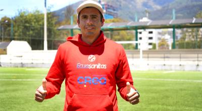 Claudio Villanueva posa en una de las canchas del Ministerio del Deporte, en Quito.