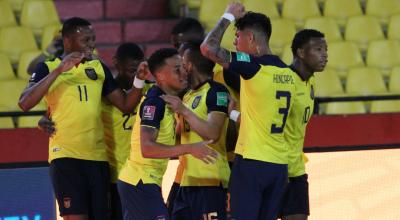 Los jugadores de Ecuador festejan uno de los goles ante Bolivia, en el Estadio Banco Pichincha, el jueves 7 de octubre de 2021.