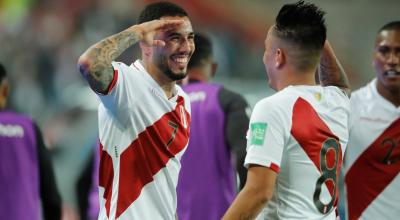 Sergio Peña festeja el gol de Perú, ante Chile, el jueves 7 de octubre de 2021, en un partido por las Eliminatorias al Mundial de Catar 2021. 