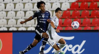 José Hurtado (i) de Independiente del Valle disputa el balón con Aldemir dos Santos de Gremio en la Copa LIbertadores 2021.